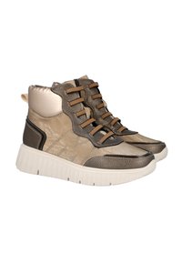 Un par de zapatillas altas beige y marrón con suelas blancas gruesas y cordones marrones con estampado, aisladas sobre un fondo blanco.