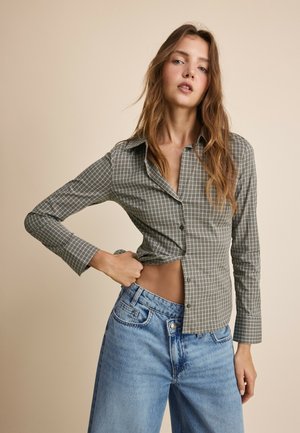 Stradivarius, BASIC FITTED SHIRT - Chemisier - mottled green