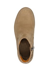 Bottine beige avec une finition en daim lisse, bout arrondi, fermeture éclair latérale et doublure intérieure douce. Talon rond et détails de couture minimalistes.