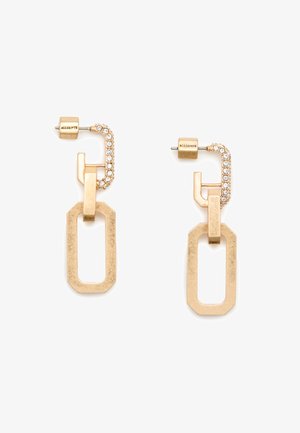 Pendientes de metal en tono dorado con un diseño rectangular abierto, adornados con pequeños cristales transparentes y un elemento de cadena texturizada.