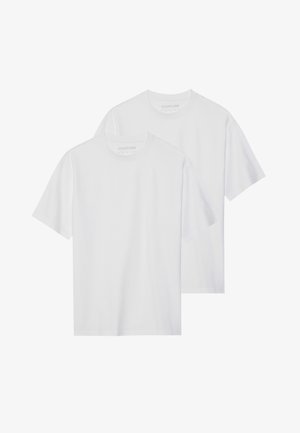 Dvé bílé bavlněné trička s krátkým rukávem, kulatým výstřihem a jednoduchým designem, s minimálními švy a bez viditelných log.