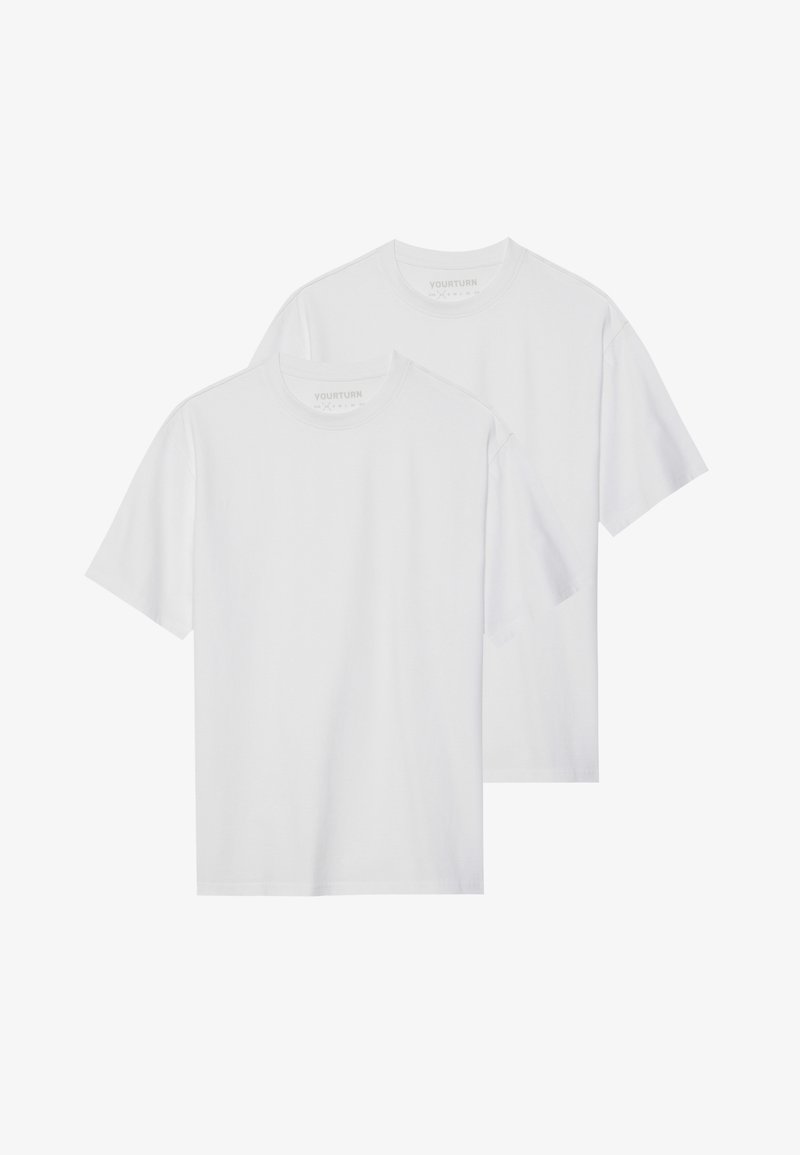 To hvite bomulls T-skjorter med korte ermer, rund hals, og et enkelt design, med minimal sømdetalj og ingen synlige logoer.