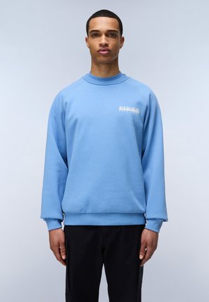 Lys blå sweatshirt lavet af blødt stof, med rund halsudskæring og ribbede manchetter. Inkluderer hvidt logo fortil og en afslappet pasform.