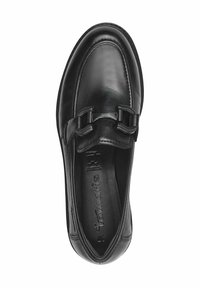 Černá kožená loafer obuv s hladkým povrchem, zdobená dekorativní sponou a jemným prošitím na svršku. Plochá podešev.