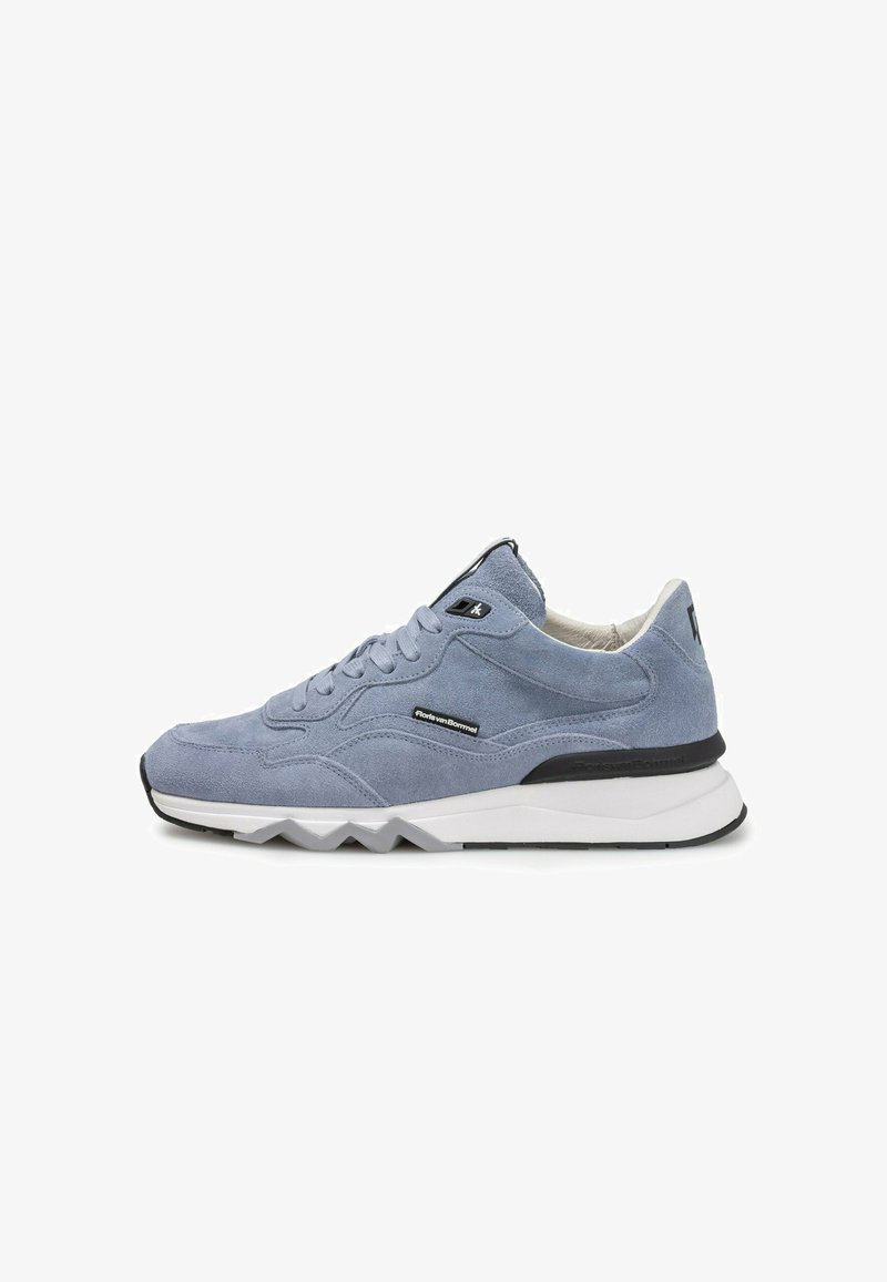 Grauer Wildledersneaker mit strukturierter Oberseite, kontrastierenden schwarzen Akzenten und weißer Zickzack-Sohle. Verfügt über traditionelle Schnürung und Markendetail.