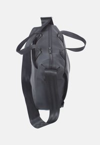 Schwarze wasserdichte Tasche mit rechteckiger Form, ausgestattet mit zwei Griffen und einem abnehmbaren gestreiften Schultergurt. Glatte Textur und Reißverschluss.
