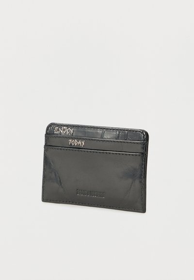 Μαύρο δερμάτινο πορτοφόλι καρτών με δύο ραμμένες θήκες καρτών, με ανάγλυφη επιγραφή «Zadig & Voltaire» και χρυσό κείμενο «Enjoy Today» στις άκρες της επάνω θήκης.
