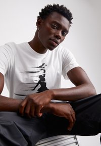 Jordan CREW - Μπλουζάκι με στάμπα - white/black