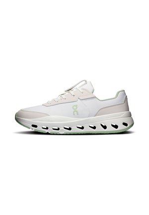 Chaussure de course blanche et vert clair avec semelle perforée, fermeture à lacets et logo discret sur le côté, vue de l'extérieur.
