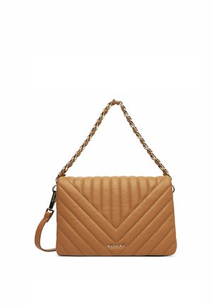 Borsa a mano in pelle trapuntata color cammello con catena dorata e tracolla in pelle, con il nome del marchio BADURA al centro sul davanti.