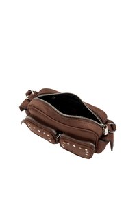 Brązowa zamszowa torba na ramię z dwoma przednimi kieszeniami na suwak, srebrnymi ozdobami w formie kropek oraz główną komorą zamykaną na suwak.