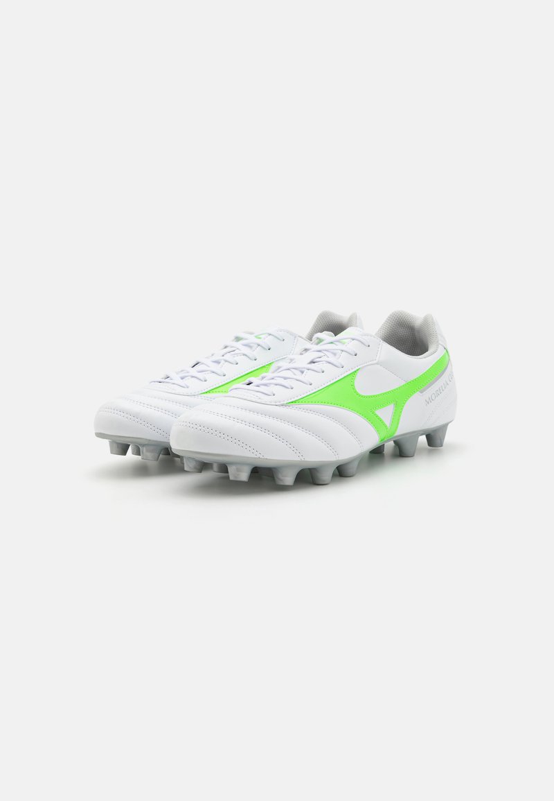 Botas de fútbol blancas con un acento verde vibrante, presentando una parte superior de cuero texturizado, clavos de goma resistentes y un diseño de cordones contrastante.