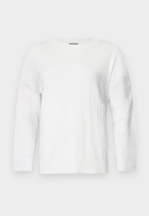 Hvit strikket genser med rund hals, lange ermer og ribbede detaljer. Har et subtilt teksturert mønster over stoffet.