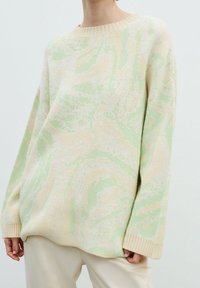 Maglione a maglia in verde pastello e crema con motivo astratto, colletto rotondo, polsini a costine e vestibilità rilassata, realizzato in un tessuto morbido.