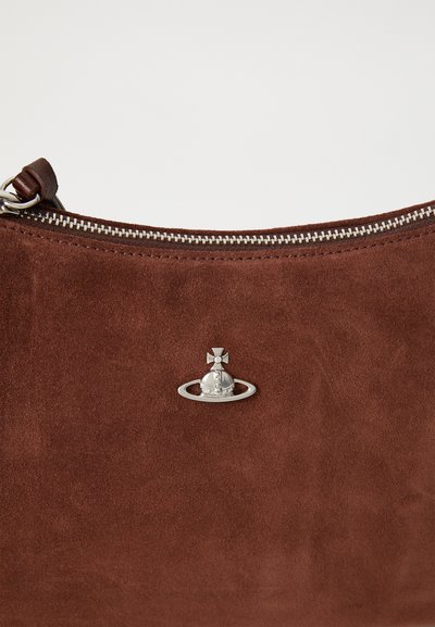 Ruda zomšo rankinė su sidabriniu užtrauktuku, kuriame yra išskirtinis sidabrinis detalių dizainas, primenantis karūną ir rutulį.