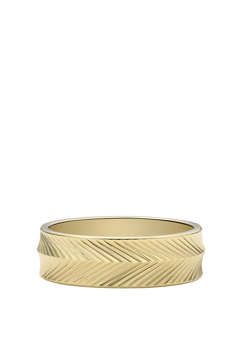 Bague en ton or avec un large bandeau présentant un motif en zigzag texturé. Surface intérieure lisse. Fini poli avec des designs angulaires distincts.