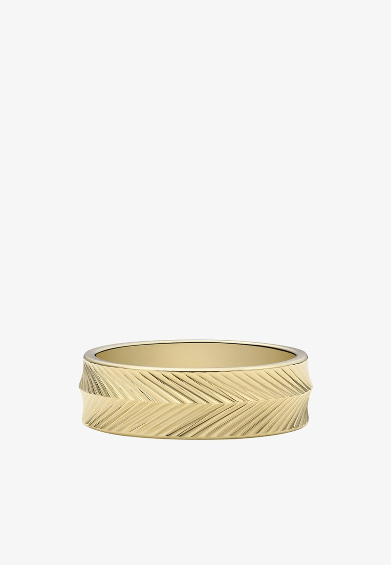 Gouden ring met een brede band, voorzien van een gestructureerd zigzagpatroon. Glad binnenoppervlak. Gepolijste afwerking met duidelijke hoekige ontwerpen.