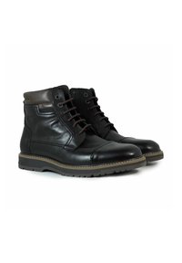 Botas de cuero negras hasta el tobillo con un acento marrón en el cuello, con cordones redondos, punta redondeada y una suela de goma texturizada.