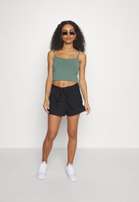 Vero Moda Petite VMGELINA  - Calções - black