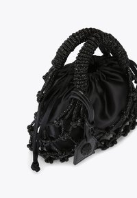 Borsa in satin nero con rete di perline, parte superiore arricciata e manici intrecciati. Presenta un piccolo tag firmato attaccato al design.