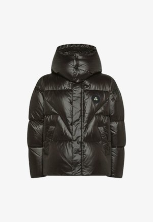 Giacca a vento nera con finitura lucida, dotata di colletto alto, chiusura con zip e due tasche laterali. Include un dettaglio con logo circolare.