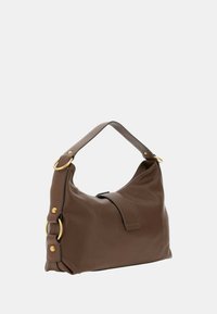 Borsa a spalla in pelle marrone con una finitura texturizzata, forma arrotondata, dettagli in metallo dorato e manico corto e largo.