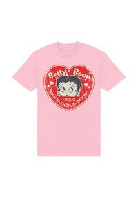 Růžové bavlněné tričko s opotřebovanou grafikou Betty Boop uvnitř červeného srdce, s textem „Betty Boop Fan Club“ a „Boop-Oop-A-Doop.“