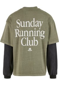 Roheline pikka varrukaga kihiline T-särk, millel on valge tekst "Pühapäeva Jooksu Klubi" ja väike "Veel Üks Puuvillalabor" logo seljal.