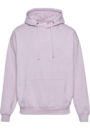 Lyslilla hoodie med snoretræk i hætten, forlommer og en hvid logoaccent på brystet. Lavet af blødt, struktureret materiale.