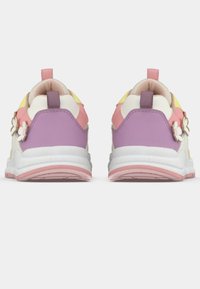 Αθλητικά παπούτσια με κυρίως λευκό πάνω μέρος, διακοσμημένα με ροζ, μωβ και κίτρινες λεπτομέρειες. Διακεκριμένο κόσμημα σε σχήμα λουλουδιού στα πλάγια και στα αφαιρούμενα κορδόνια.