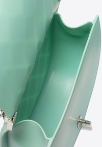 Interno di una borsa verde menta con scomparto diviso, che presenta una fodera texturizzata e una chiusura con gancio argento.