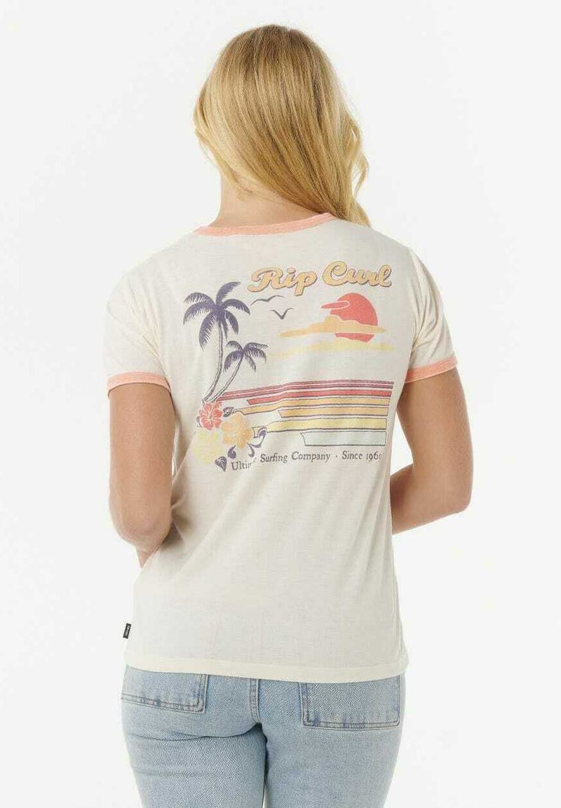 T-shirt crème à manches courtes avec des détails roses, arborant un design rétro de palmiers, coucher de soleil et accents floraux au dos.