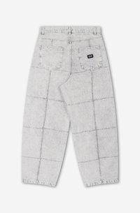 Lichtgrijze denim broek met een relaxte pasvorm, voorzien van zichtbare stiksels, twee achterzakken en een klein merklabel. Gelaagde oppervlak.