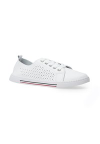 Bílé tenisky s perforovaným designem, texturovaným materiálem, plochou podrážkou a jemnými červenými a modrými akcenty podél základny. Lace-up uzávěr se šesti otvory pro šňůrky.