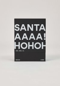Imballaggio nero con testo bianco in grassetto: "BABBO NATALE! AAAAH! HOHOHO!" Include dettagli del prodotto e una piccola icona di un albero in basso.