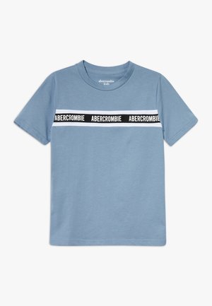 Lichtblauw kindert-shirt met korte mouwen en een zwarte en witte horizontale streep over de borst met herhaald "ABERCROMBIE"-tekst.