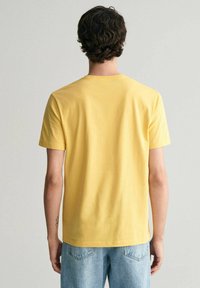 GANT SHIELD REGULAR FIT - Camiseta básica - gelb