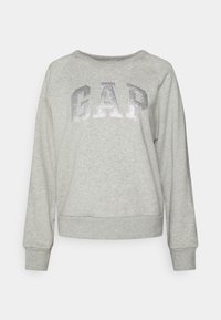 Felpa grigia con maniche lunghe, scollatura a girocollo e polsini a costine. Presenta un grande logo argentato "GAP" sulla parte anteriore. Materiale in cotone misto.
