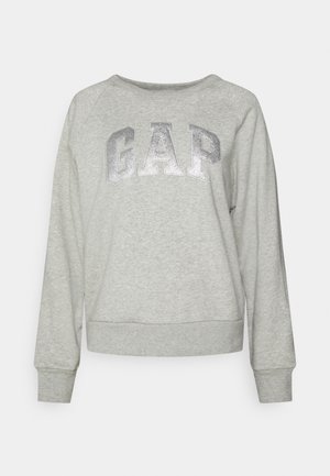 Grauer Sweatshirt mit langen Ärmeln, Rundhalsausschnitt und gerippten Bündchen. Auf der Vorderseite befindet sich ein großes silbernes "GAP"-Logo. Material aus Baumwollmischung.