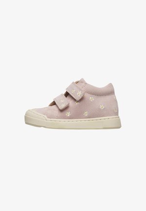Baskets pour tout-petit rose clair avec deux bandes Velcro, broderie florale blanche et semelle en caoutchouc blanche, vues de profil.