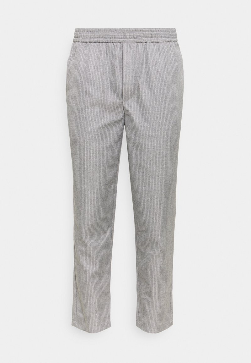 Pantalon rayé gris avec une taille élastique, un design à jambes fuselées et une texture lisse. Le tissu présente des fines rayures verticales.