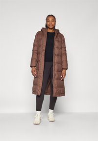 Patagonia SILENT LONG PARKA - Kaput ispunjen paperjem - molasses brown