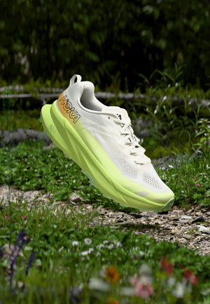 HOKA, TORRENT 5 - Обувки за бягане по пресечен терен - frost / neon yuzu