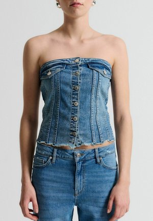 Denim top bez ramienok, svetlomodrý s predným gombíkovým detailom, mierne roztrhnutý lem, priliehavý strih s dvoma prednými vreckami, textúrovaná tkanina.