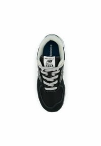 Chaussure de sport noire avec tige en maille, accents blancs et lacets gris. Comprend un col rembourré et une semelle en caoutchouc. Étiquette de marque sur la languette.