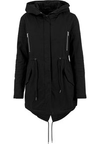 Parka noire avec capuche, dotée de deux poches poitrine zippées, d'une taille à cordon de serrage et d'un ourlet asymétrique. Tissu texturé avec des manches matelassées.