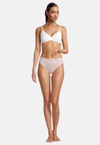 Weißer Bralette mit verstellbaren Trägern, kombiniert mit hellrosa hochgeschnittenen Unterhosen. Glatte Textur, einfaches Design, konturierte Passform.