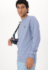 Lyle & Scott CREW NECK - Melegítőfelső - crafted blue