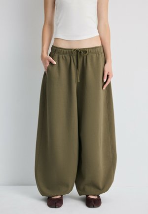 Stradivarius, PLUSH JOGGER TROUSERS WITH TOGGLES - Pantalon de survêtement - khaki