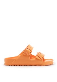 Sandalias de plástico naranjas con dos hebillas ajustables, plantilla texturizada y suela resistente. Diseñadas con lados abiertos para mayor transpirabilidad.